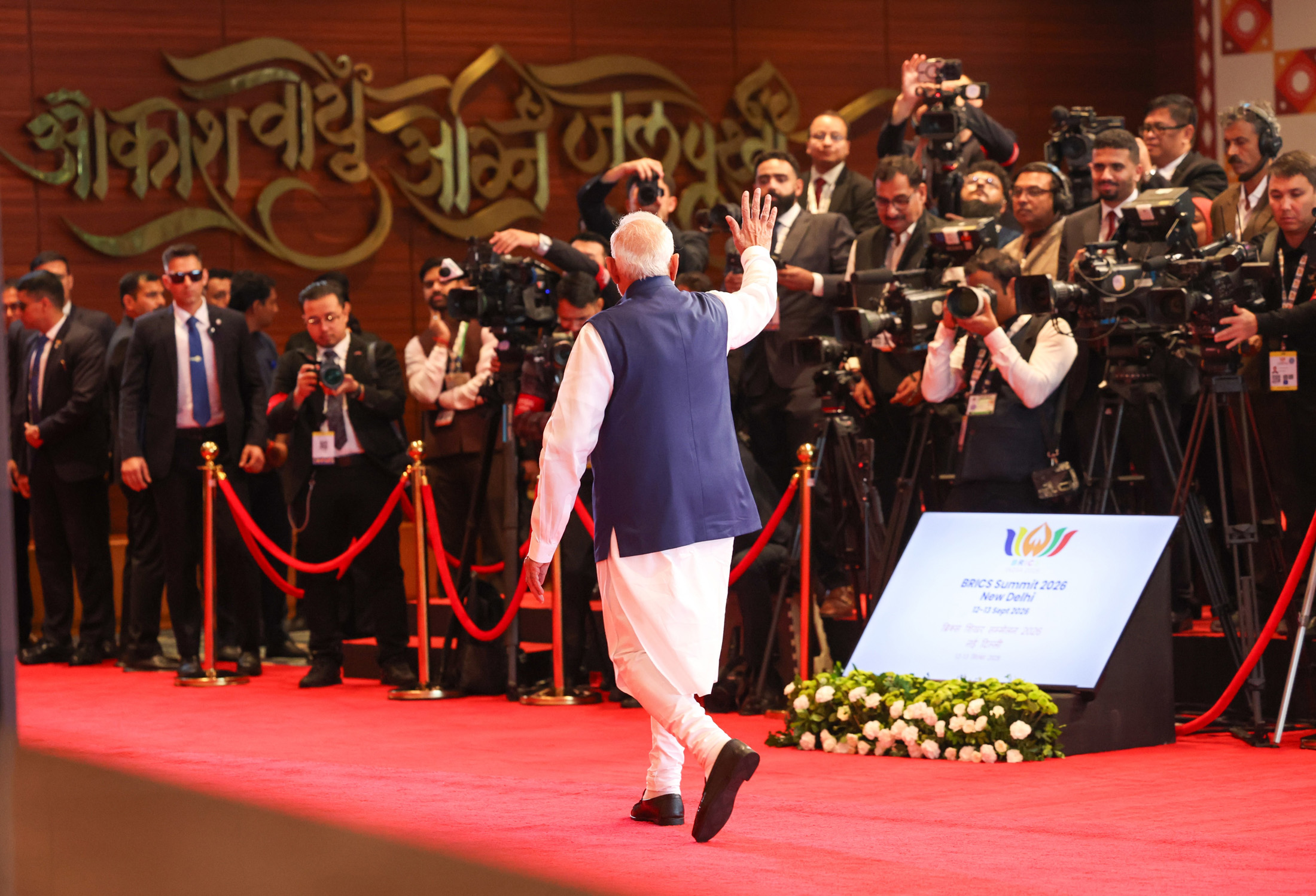 Narendra Modi entra en el recinto de la 18.ª Cumbre de BRICS en Nueva Delhi, rodeado de medios de comunicación.